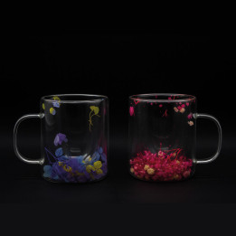 Glass mug with decorative petals, 300 ml, assorted colors (pink, blue)