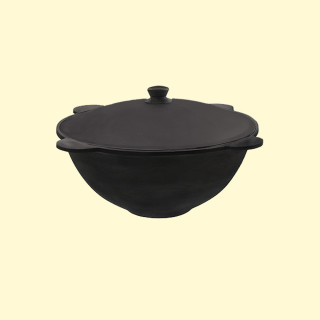 Uzbek cast-iron cauldron for 8 liters flat-bottomed with a lid of aluminum.