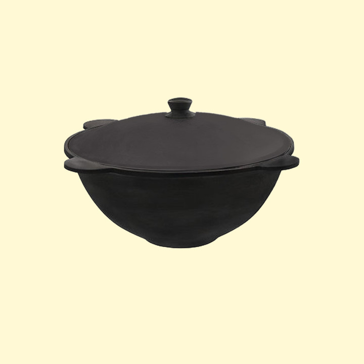 Uzbek cast-iron cauldron for 8 liters flat-bottomed with a lid of aluminum.