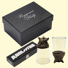 Geschenkset 3 in 1 – Bronzener Wolf, 2 Schnapsgläser (Wendegläser) 30 ml, Domino